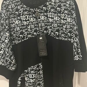 Black and silver size 44 comes with the tags